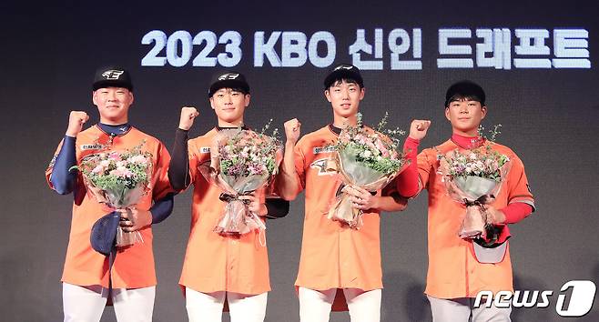 15일 오후 서울 중구 웨스틴조선호텔 그랜드볼룸에서 열린 2023 KBO 신인 드래프트에서 한화 이글스에 지명된 선수들이 기념촬영을 하고 있다. 2022.9.15/뉴스1 ⓒ News1 임세영 기자