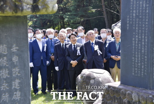 강기정 광주광역시장이 15일 오전 북구 금곡동 충장사에서 열린 '제426주기 충장공 김덕령 장군 제향행사'에 참석해 유적보존회장, 향교유림 등과 묘소를 참배한 뒤 주변을 둘러보고 있다./광주광역시 제공