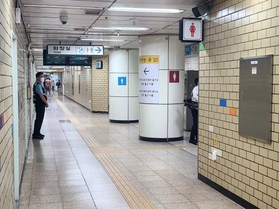 신당역 여장화장실에서 14일 밤 9시쯤 30대 남성이 20대 여성 역무원에게 흉기를 휘둘러 숨지게 했다. 사진은 15일 신당역 화장실 모습. ⓒ News1 /사진=뉴스1