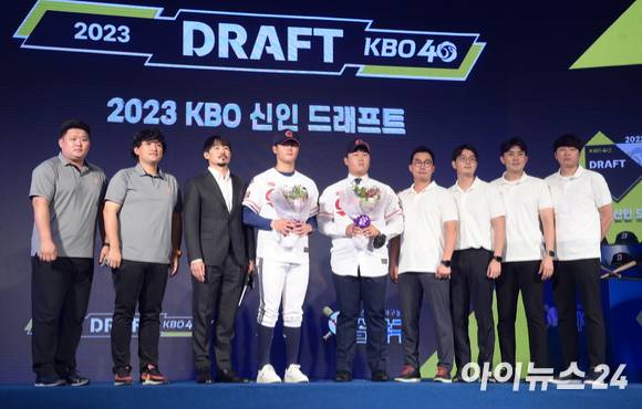 '2023 KBO 신인 드래프트'가 15일 오후 서울 소공동 웨스틴조선호텔 그랜드볼룸에서 열린 가운데 롯데 자이언츠에 지명된 선수들이 구단 관계자들과 기념촬영을 하고 있다. [사진=정소희 기자]
