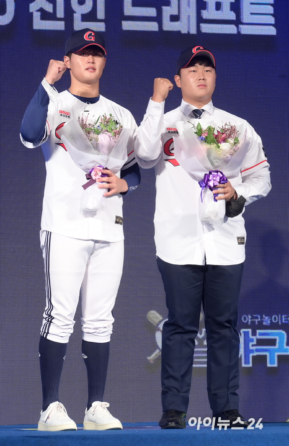 '2023 KBO 신인 드래프트'가 15일 오후 서울 소공동 웨스틴조선호텔 그랜드볼룸에서 열린 가운데 롯데 자이언츠에 지명된 선수들이 기념촬영을 하고 있다. [사진=정소희 기자]