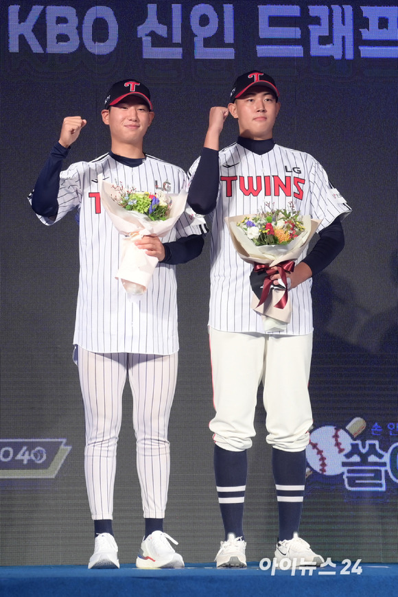 '2023 KBO 신인 드래프트'가 15일 오후 서울 소공동 웨스틴조선호텔 그랜드볼룸에서 열린 가운데 LG 트윈스에 지명된 선수들이 기념촬영을 하고 있다. [사진=정소희 기자]