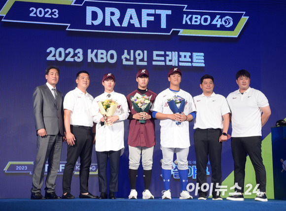 '2023 KBO 신인 드래프트'가 15일 오후 서울 소공동 웨스틴조선호텔 그랜드볼룸에서 열린 가운데 키움 히어로즈에 지명된 선수들이 구단 관계자들과 기념촬영을 하고 있다. [사진=정소희 기자]