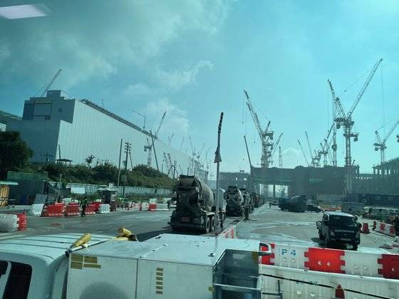 삼성전자 평택캠퍼스 내에선 제4공장 착공을 위한 준비작업이 한창이었다. 평택=고석현 기자