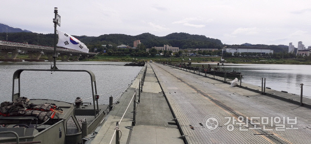 ▲ 육군 3기갑여단은 화천대교 일원에서 부교를 설치하고 도하작전을 진행하고 있다.