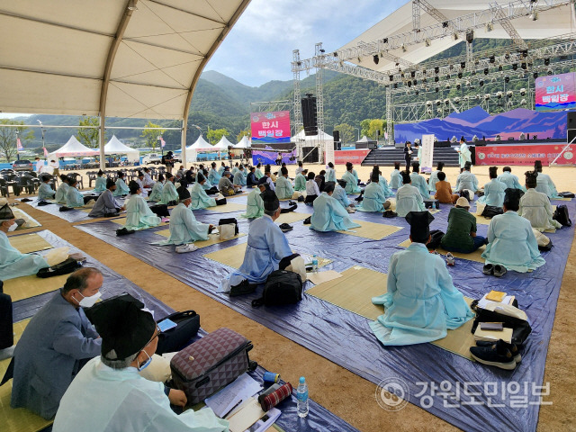 ▲ 전국 한시백일장이 15일 정선공설운동장에서 전국에서 100여명이 참가한 가운데 ‘가리왕산 국가정원 조성’을 시제로 진행됐다.