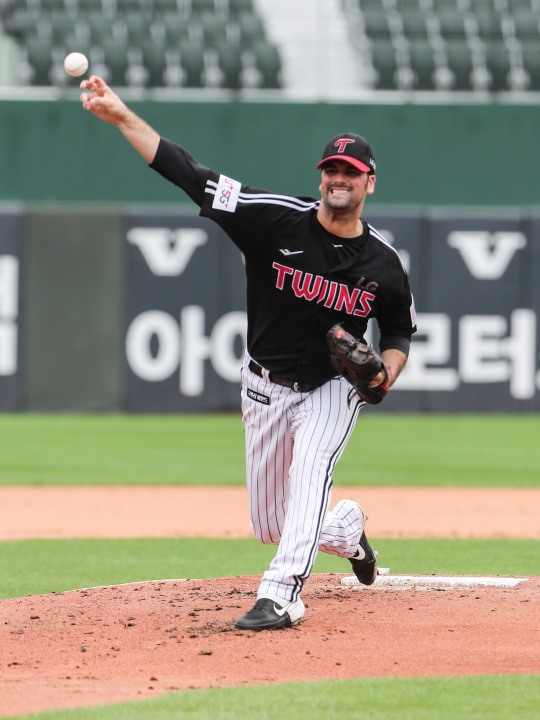 LG의 복덩이 외인 아담 플럿코가 KBO 리그 입성 첫해에 다승왕과 함께 올시즌 1호 전구단 승리투수 2마리 토끼를 동시에 잡을 수 있을지 관심이 쏠리고 있다.[연합뉴스 자료자신]