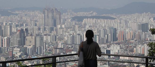 서울 남산에서 관광객들이 아파트로 가득한 서울을 바라보고 있다 . [사진 = 이승환 기자]