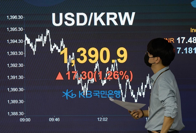 전날(14일) 오후 서울 여의도 KB국민은행 스마트딜링룸 전광판에 원·달러 환율이 17.30원 상승한 1390.9원을 나타내고 있다./사진=뉴스1