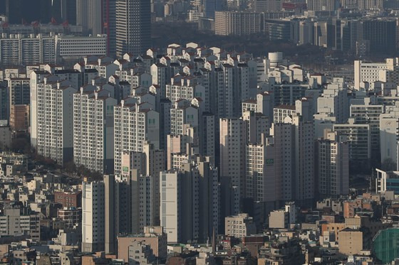 서울 아파트값이 16주 연속 내림세를 보인 가운데 9년 9개월 만에 최대폭으로 하락했다. /사진=뉴스1