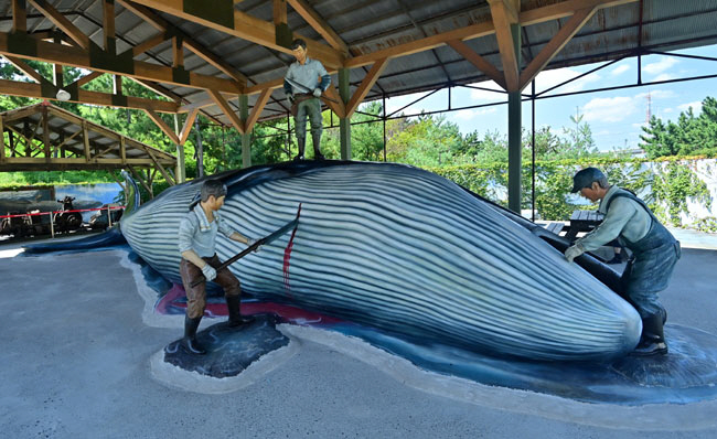 장생포 고래문화마을은 고래잡이가 성업하던 1960∼1970년대 장생포 모습을 그대로 재현해놓은 공간이다. 사진은 장생포의 고래해체장의 작업을 실감 나게 재현해놓은 실물 크기의 모형. 대왕고래의 크기가 입이 딱 벌어지게 한다.