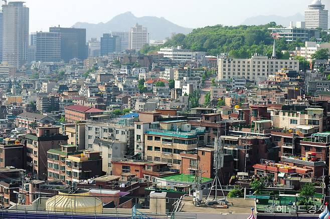 집값과 전세가격의 동반 하락으로 인천을 비롯한 전국 곳곳에서 전세가격이 집값보다 비싼 깡통전세가 속출하고 있다. 세입자들의 피해 사례가 증가하는 가운데, 서민 주거지인 빌라 지역을 중심으로 깡통전세를 조장하는 마이너스 갭투자마저 등장하고 있다. 이로 인한 전세보증금반환보증보험 금액이 지난달 1000억원을 넘어서는 등 깡통전세의 파장이 주택도시기금의 낭비로까지 이어지고 있다는 지적이다. 사진은 서울 남산에서 바라본 빌라 밀집지역의 모습. 박해묵 기자