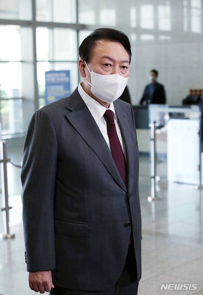 [서울=뉴시스] 홍효식 기자 = 윤석열 대통령이 15일 서울 용산 대통령실 청사로 출근하며 취재진 질문에 답하고 있다. 2022.09.15. yesphoto@newsis.com