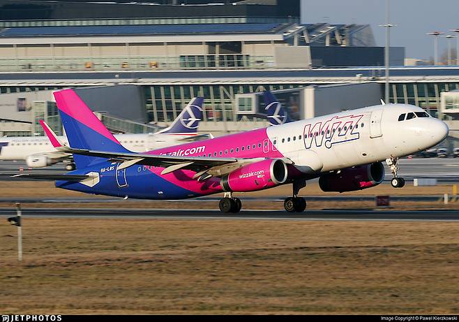 [서울=뉴시스]13일(현지시간) 우크라이나 서부 르비우 공항을 통해 출발한 헝가리 민항기. 사진은 기사 내용과 무관.  *재판매 및 DB 금지