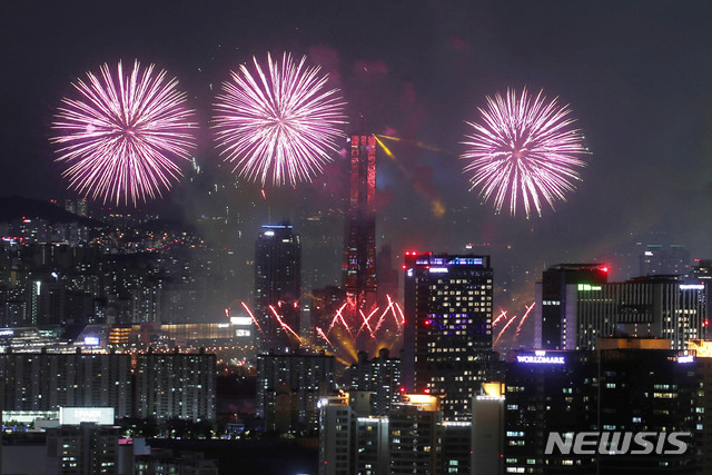 【서울=뉴시스】김진아 기자 = 2019년 10월 5일 서울 여의도 한강공원에서 열린 한화와 함께하는 서울세계불꽃축제 2019에서 화려한 불꽃이 가을 하늘을 수놓고 있다. 2019.10.05. bluesoda@newsis.com