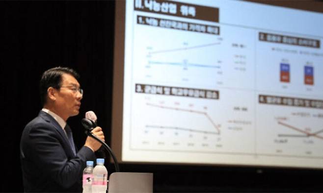 지난 8월 5일 김인중 농림축산식품부 차관이 경기도 안성시 농협 창업농지원센터에서 열린 낙농제도 개편방안 설명회에서 발언하고 있다. 농식품부 제공