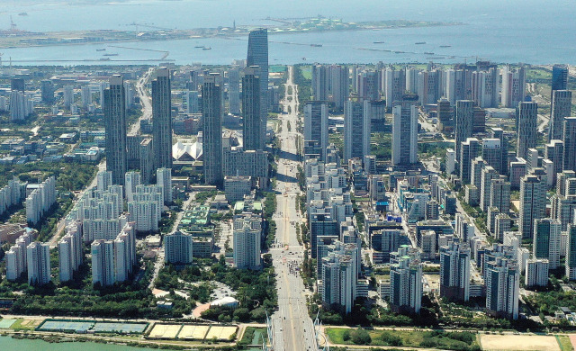 인천시 연수구 동춘동 청량산에서 바라본 동춘동과 송도국제도시. 연합뉴스