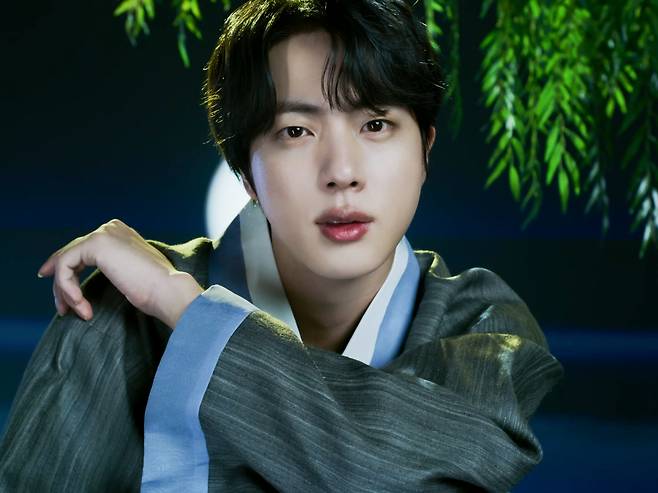 방탄소년단 진, 빌보드 핫 트렌딩 송즈 'Yours' 44주-'슈퍼 참치' 40주 연속 차트인..新기록 행진