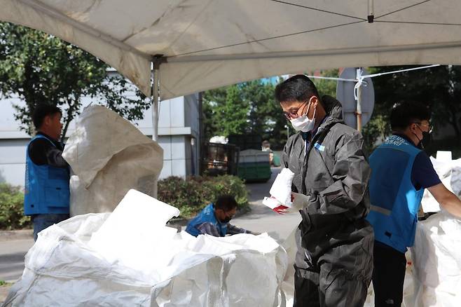 스티로폼 선별작업하는 서영삼 안산도시공사 사장     (안산=연합뉴스) 안산도시공사는 팀장급 이상 임직원을 대상으로 '역지사지 현장체험 프로그램'을 시행한다고 15일 밝혔다. 서영삼 사장 등 임직원들이 이날 재활용선별센터에서 스티로폼 선별작업을 하고 있다. 2022.9.15 [안산도시공사 제공. 재판매 및 DB 금지] hedgehog@yna.co.kr