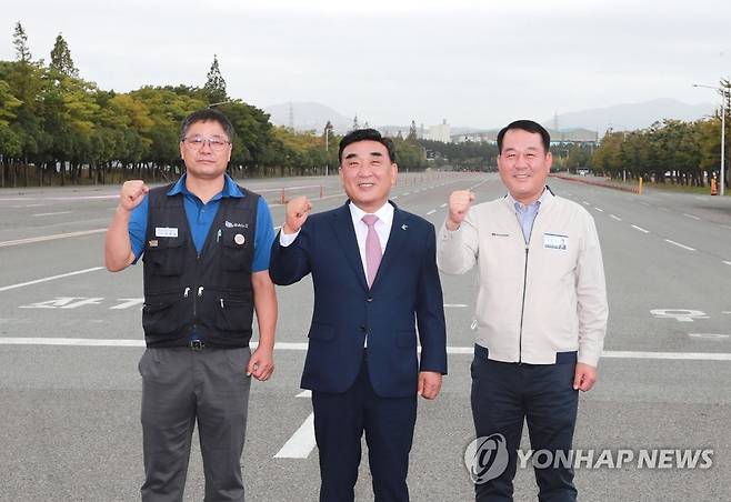 울산시-현대차, 전기차 공장 건립 협약 (울산=연합뉴스) 15일 현대자동차 울산공장 내 전기차 전용공장이 들어설 주행시험장 부지에서 안현호 전국금속노동조합 현대차지부장(왼쪽부터), 김두겸 울산시장, 이동석 현대차 대표이사가 전기차 전용공장 건립을 위한 양해각서(MOU)를 체결을 축하하며 기념촬영을 하고 있다. 2022.9.15 [울산시 제공. 재판매 및 DB 금지] hkm@yna.co.kr