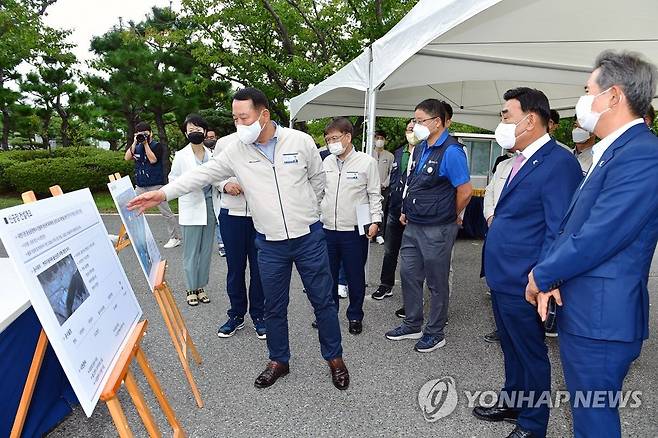 전기차 공장 계획 설명하는 이동석 현대차 대표이사 (울산=연합뉴스) 15일 현대자동차 울산공장 내 전기차 전용 공장이 들어설 주행시험장 앞에서 이동석 현대차 대표이사(왼쪽)가 김두겸(오른쪽 두번째) 울산시장 등에게 공장 설립 내용을 설명하고 있다. 2022.9.15 [현대차 제공. 재판매 및 DB 금지] canto@yna.co.kr