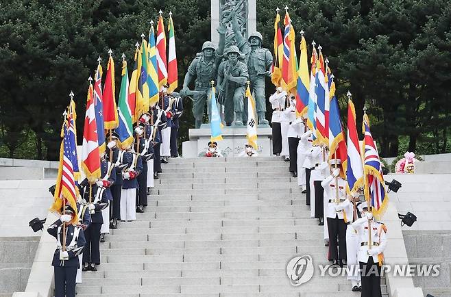 6·25 전쟁 참전국 국기 도열식 (인천=연합뉴스) 윤태현 기자 = 인천상륙작전 72주년인 15일 오전 인천시 연수구 인천상륙작전기념관에서 열린 '인천상륙작전 전승행사'에서 6·25 전쟁 참전국 국기를 든 각 부대 대원들이 도열하고 있다. 2022.9.15 tomatoyoon@yna.co.kr