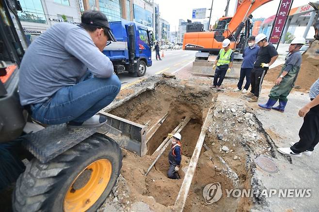 파열 상수도관 복구작업 [속초시 제공·재판매 및 DB 금지]