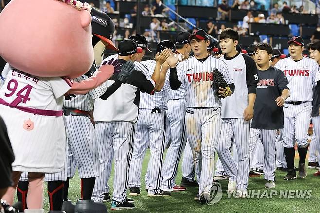 2-0 승리 거둔 LG (서울=연합뉴스) 서대연 기자 = 15일 오후 서울 잠실야구장에서 열린 2022 프로야구 KBO리그 kt wiz와 LG 트윈스의 경기. 경기종료 후 2-0으로 승리를 거둔 LG 선수들이 자축하고 있다. 2022.9.15 dwise@yna.co.kr