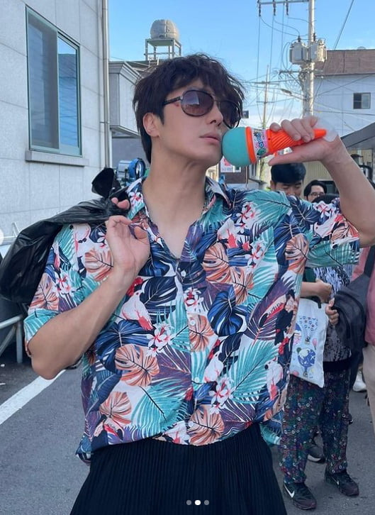 Actor Jung Il-woo delivered his colorful daily life.On June 16, Jung Il-woo posted several photos on his instagram with the article Popular fashion gutt of 5,000 won. Stylist best.In the open photo, Jung Il-woo co-ordinated sunglasses in a colorful shirt with a fallen leaf pattern and took various poses.On the other hand, Jung Il-woo is currently playing the role of Eun Sun-woo in the ENA drama Good Job.Photo: Jung Il-woo SNS