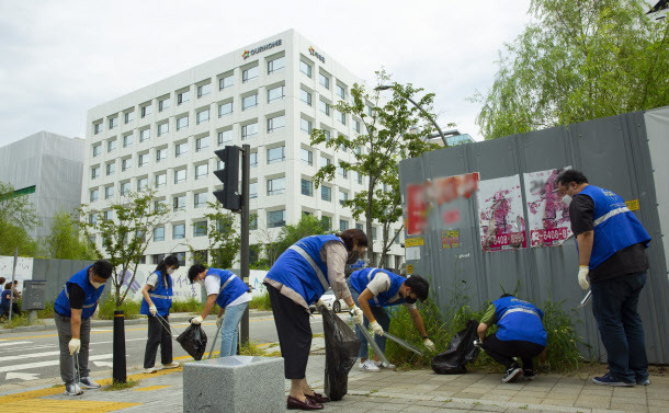 아워홈이 ‘푸른 하늘의 날’을 맞아 지난 14~15일 서울 강서구 마복 본사 일대에서 진행한 플로깅 캠페인에 임직원들이 참여하고 있다. (사진=아워홈)