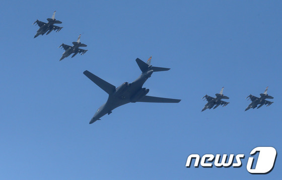 미 공군 전략폭격기 B-1B '랜서'와 전투기 편대. (사진공동취재단) 2016.9.13/뉴스1 ⓒ News1 사진공동취재단