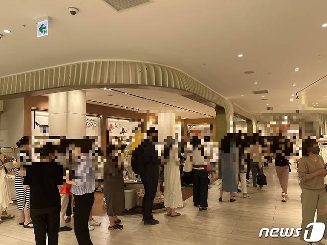 신세계 강남점 부가부 매장에서 고객들이 번호표 배부를 기다리는 모습.