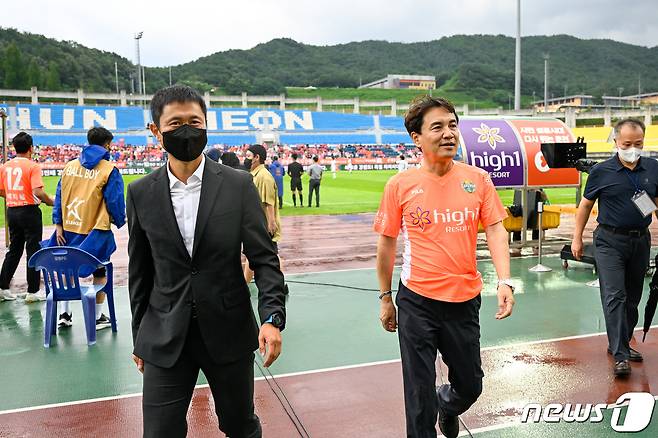 지난달 15일 춘천 송암스포츠타운 주 경기장에서 열린 강원FC와 수원FC 경기를 보기 위해 경기장을 찾은 이영표 강원FC 대표 이사와 구단주 김진태 강원도지사. (강원FC 제공)