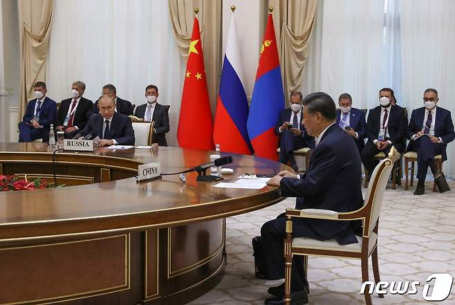 시진핑 중국 국가주석과 블라디미르 푸틴 러시아 대통령이 15일(현지시간) 우즈베키스탄 사마르칸트에서 열린 상하이 협력기구(SCO) 정상회의 중 회담을 하고 있다. ⓒ AFP=뉴스1 ⓒ News1 우동명 기자