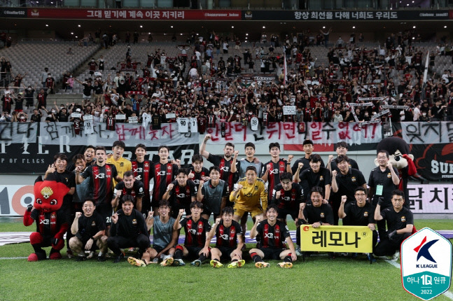 서울 선수단이 13일 강원전에서 승리한 뒤 단체 사진을 촬영하고 있다. 제공 | 한국프로축구연맹