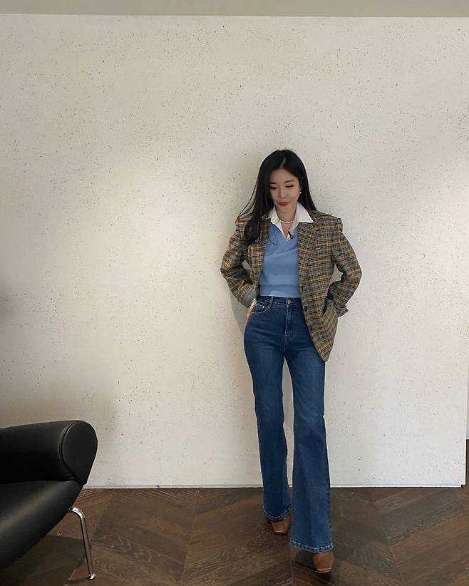 Davichi Lee Hae-ri turns into fall womanOn the 16th, Lee Hae-ri posted a picture on his instagram account with an article entitled I dressed pretty and I looked good.Lee Hae-ri, pictured in the photo, was in a colorful pose: he matched his jacket with a check pattern and boots-cut jeans, creating an elegant yet sophisticated atmosphere.Lee Hae-ri, who recently marriages, has robbed her gaze, sporting an increasingly populated beauty.The netizens who watched the posts also left a number of comments such as New Bride and I am also a plain clothes queen.Meanwhile, Davichi Lee Hae-ri posted a small-scale private marriage ceremony with her non-entertainment lover in July.