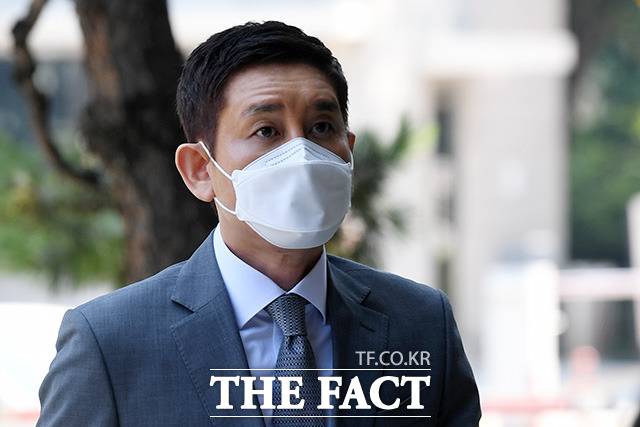 김봉현 전 스타모빌리티 회장의 '옥중 폭로'로 불거진 검사 술접대 사건이 첫 사법 판단을 받는다./남용희 기자