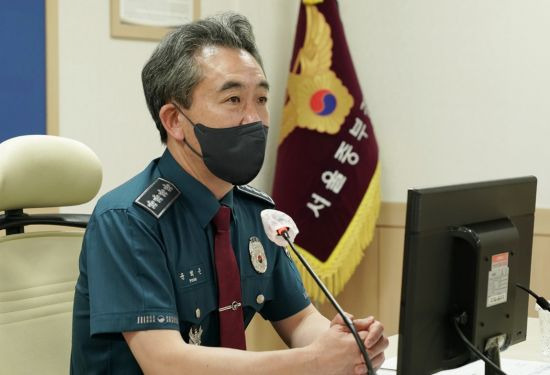 윤희근 경찰청장이 15일 오후 신당역 역무원 피살 사건과 관련해 서울 중부경찰서를 방문해 보고를 받고 있다. 윤 청장은 중부경찰서를 방문해 철저한 수사와 피해자 보호 제도 개선안 마련을 주문했다. [이미지출처=연합뉴스]