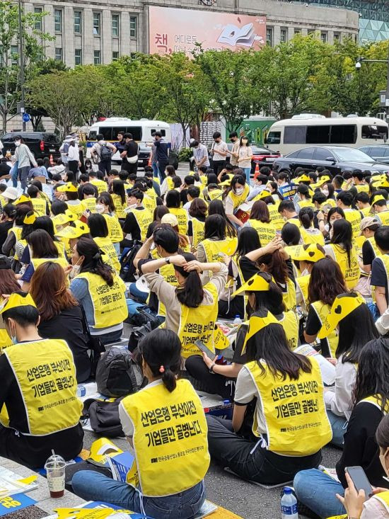 산업은행 조합원들이 산업은행 본점 부산 이전 등에 반대하는 내용의 조끼를 입고 총파업에 나섰다. 사진=송승섭 기자 tmdtjq8506@