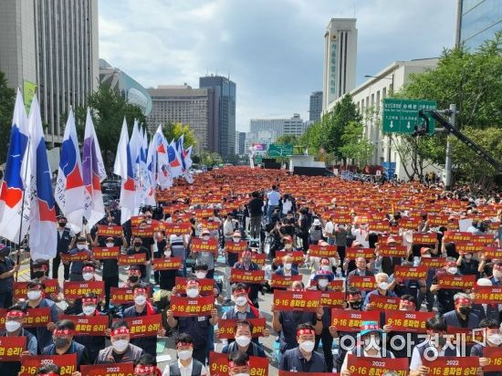 전국금융산업노동조합(금융노조)가 16일 오전 서울 광화문 세종대로사거리 일대에서 집회를 열고 있다.