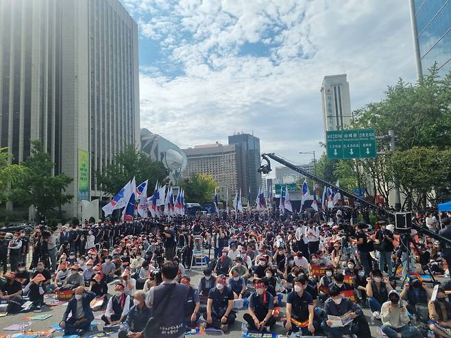 전국금융산업노동조합(금융노조)이 16일 서울 중구에서 총파업 집회를 열고 있다. /정민하 기자