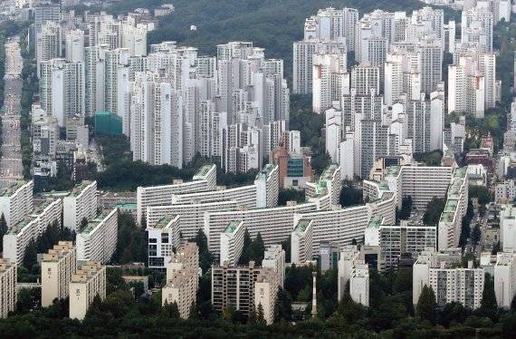 (서울=뉴스1) 구윤성 기자 = 전국적으로 집값 하락폭이 축소됐지만 추가 금리인상 우려 등으로 매수심리가 크게 위축된 탓에 서울은 낙폭이 계속 커지는 것으로 나타났다. 한국부동산원이 15일 발표한 '9월 둘째주(12일 기준) 주간 아파트가격 동향'에 따르면 이번주 서울 아파트값은 지난주(-0.15%)보다 하락폭이 커진 -0.16%를 기록하며 16주째 내림세를 보였다. 하락폭으로는 2012년 12월10일(-0.17%) 조사 이후 약 9년9개월 만에 가장 크다. 전국 아파트값 변동률은 -0.16%로 지난주(-0.17%)보다 줄었지만 내림세는 19주째 이어졌다. 사진은 이날 서울 송파구 롯데월드타워 전망대 서울스카이에서 바라본 강남구의 아파트 단지. 2022.9.15/뉴스1 /사진=뉴스1화상