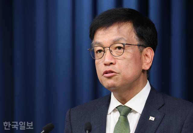 최상목 대통령실 경제수석비서관이 16일 용산 대통령실에서 브리핑하고 있다. 서재훈 기자