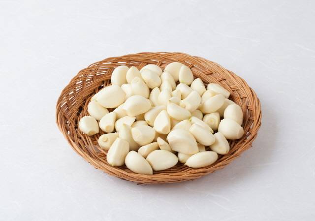 마늘이나 녹차, 해조류 등과 같은 식품을 챙겨 먹으면 체내 독소 배출에 도움이 된다./사진=클립아트코리아