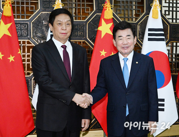 김진표 국회의장(오른쪽)과 중국 공산당 서열 3위인 리잔수(栗戰書) 전국인민대표회의 상무위원장 겸 정치국 상무위원이 16일 서울 여의도 국회에서 진행될 회담에 앞서 기념 촬영을 하고 있다. [사진=김성진 기자]