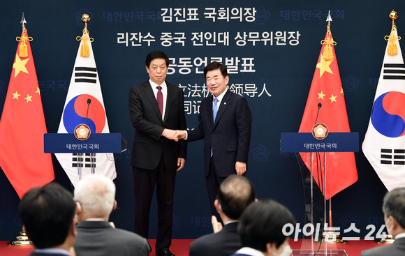 리잔수 중국 전국인민대표대회(전인대) 상무위원장(왼쪽)과 김진표 국회의장이 16일 오후 서울 여의도 국회에서 회담을 마친 후 공동 언론 발표를 하며 악수하고 있다. [사진=김성진 기자]