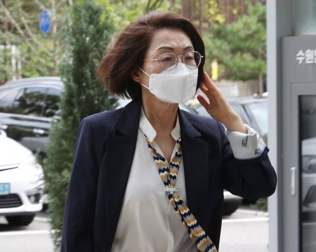 뇌물수수와 직권남용권리행사방해 혐의로 기소된 은수미 전 성남시장이 16일 오전 경기도 수원시 영통구 수원지방법원에서 열린 1심 선고 공판에 출석하고 있다. 사진=연합뉴스