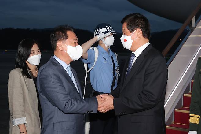 중국 공산당 서열 3위인 리잔수 전국인민대표대회(전인대) 상무위원장이 지난 15일 오후 서울공항에 도착, 이광재 국회 사무총장의 영접을 받고 있다. 국회 제공