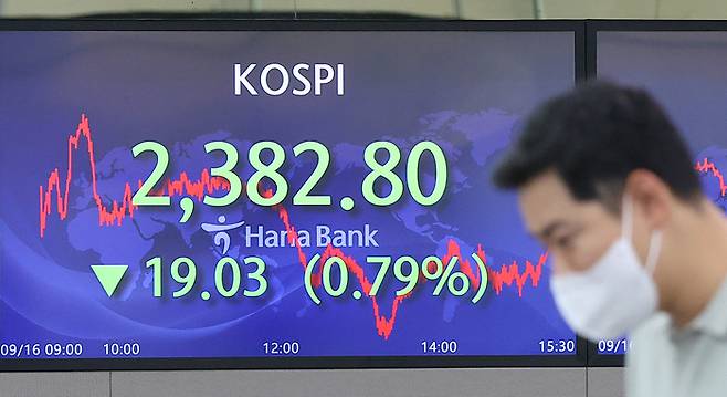 코스피가 전 거래일보다 19.05p(0.79%) 내린 2,382.78에 장을 마친 16일 오후 서울 중구 하나은행 본점 딜링룸에서 딜러들이 업무를 보고 있다. 연합뉴스