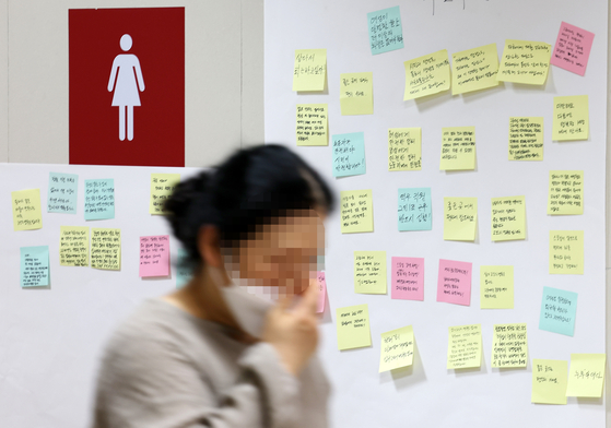 People leave condolence messages in front of the public toilet at Sindang Station on Line No. 2 Friday morning in remembrance of the victim. [YONHAP]